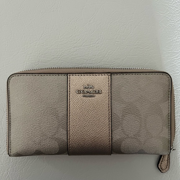 ⚠️ NEW‼️ COACH Accordion Zippy Wallet Silver/Platinum~NEW in box ($298) - Picture 4 of 7